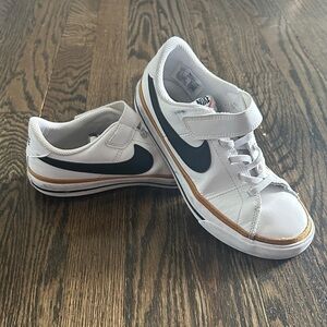 Nike Kids White and Gold Sneakers